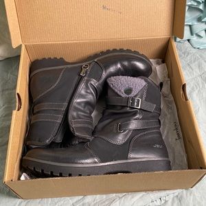 Jambu/JBU winter faux fur lined boots.